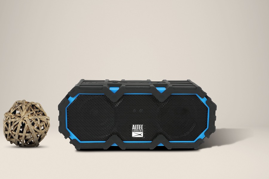 How to Connect Altec Lansing Speakers Together 